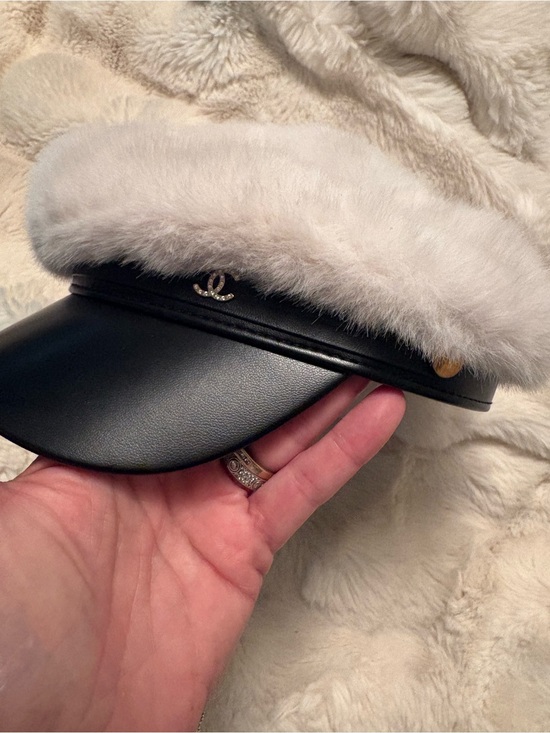FASHION Black Leather like Baker Boy Cap with Cream Fur Trim main image 4